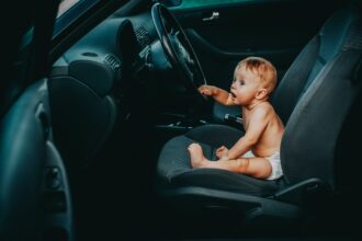 kindersitz-auto-mit-liegeposition