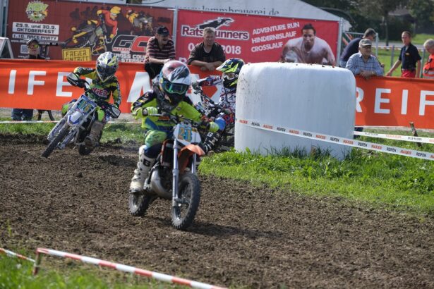 kind-auf-motocross-ab-10