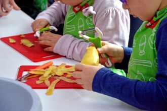 kochkurs, kinder, kids, kartoffel, schälen, lernen, kinderkochkurs, kindergarten, child, young, cooking, potatoe, kinder, kinder, kinder, kinder, kinder